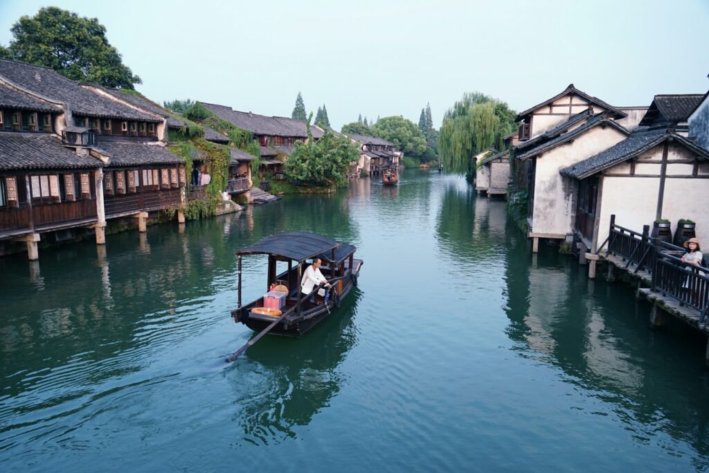 black boat on river near houses during daytime