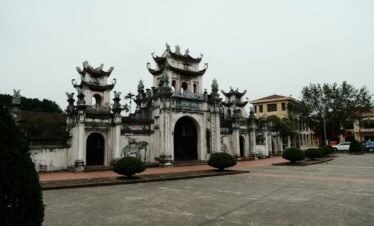 an old building with a lot of statues on top of it